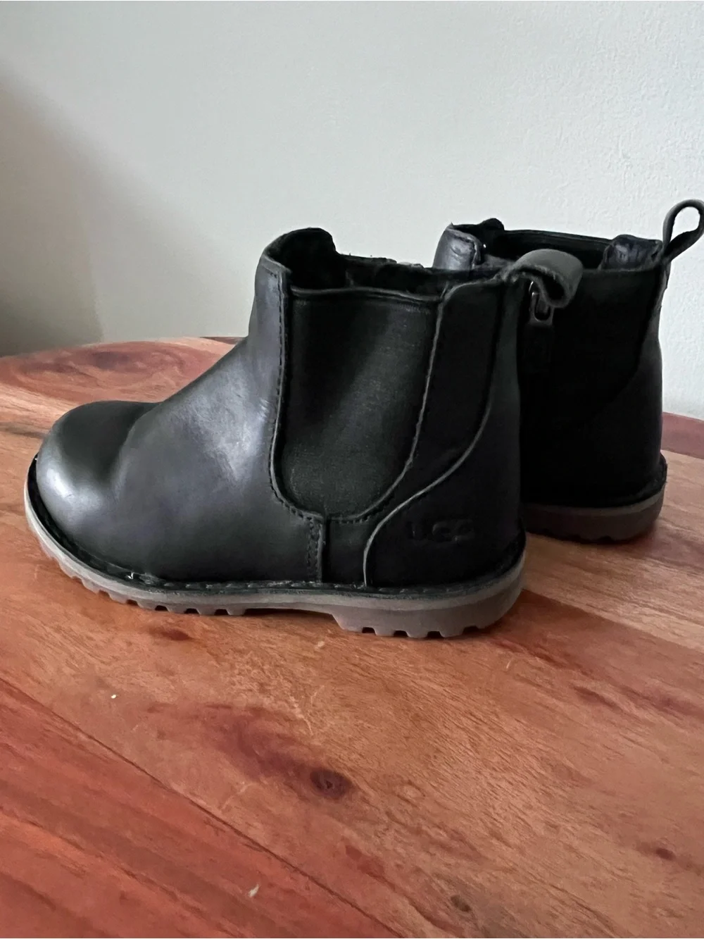 UGG Lemmy Black Leather Chelsea Ankle Boots Kids‎ Size 8 1009218T